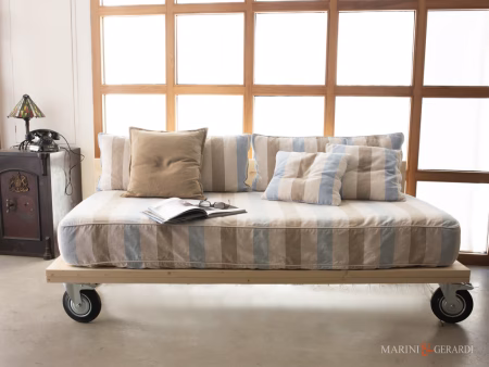 Divano letto su ruote metalliche grandi