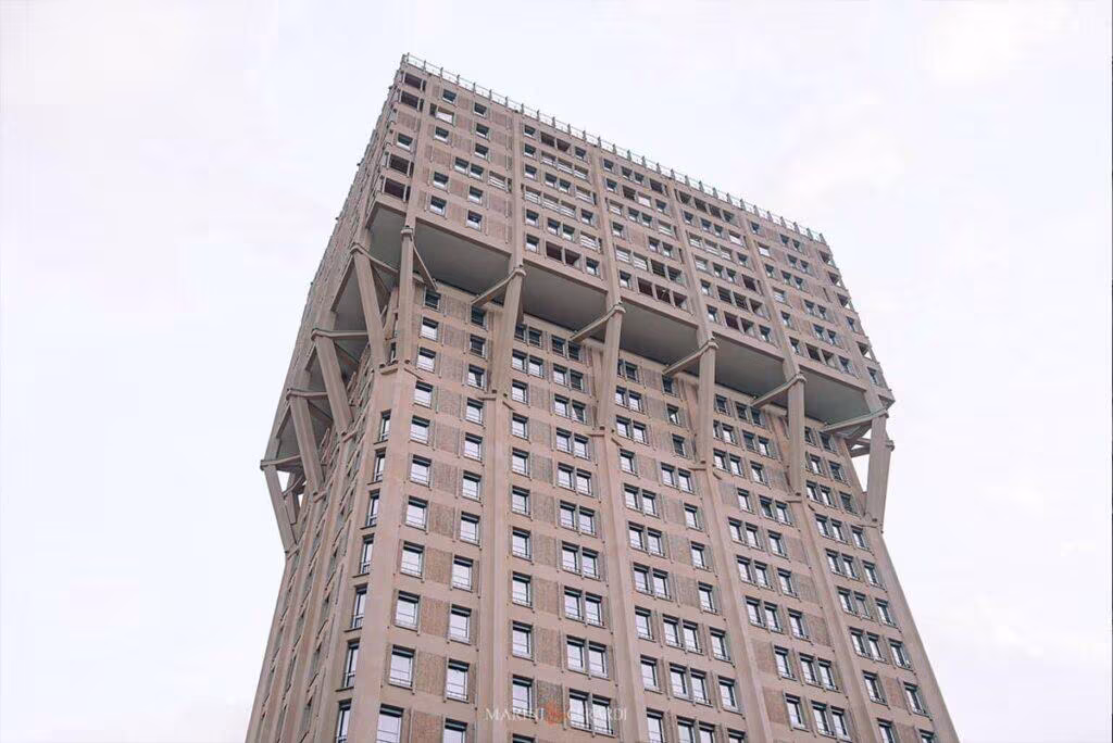 Torre velasca grattacielo architettura brutalista milano Torre velasca grattacielo architettura brutalista milano