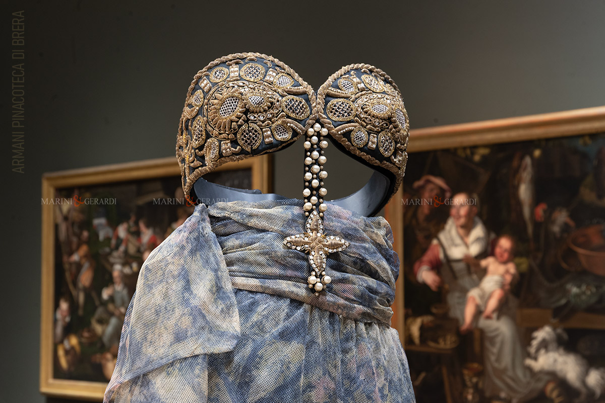 Giorgio armani pinacoteca brera milano mostra abito donna con diadema a croce Giorgio armani pinacoteca brera milano mostra abito donna con diadema a croce