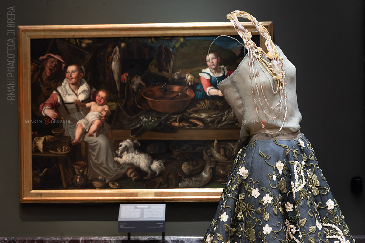 Giorgio armani pinacoteca brera milano mostra abito donna floreale Giorgio armani pinacoteca brera milano mostra abito donna floreale