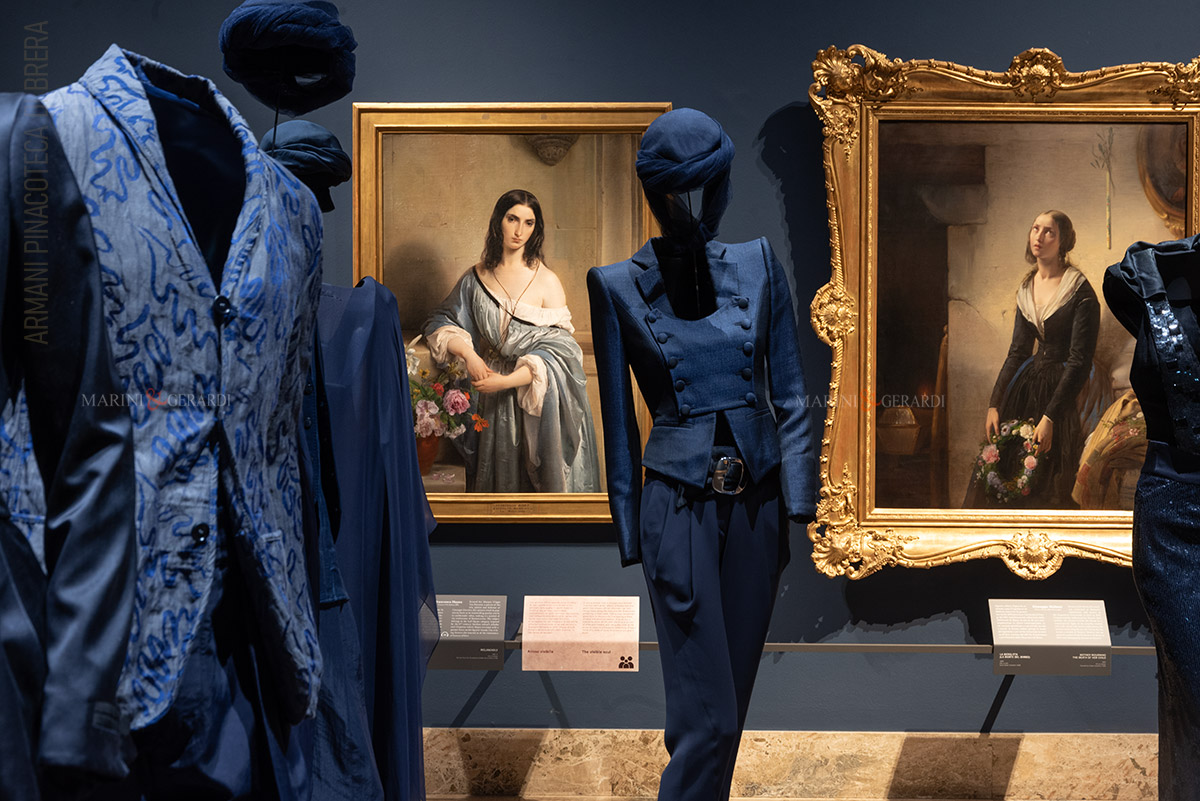Giorgio armani pinacoteca brera milano mostra abito donna uomo in blu Giorgio armani pinacoteca brera milano mostra abito donna uomo in blu