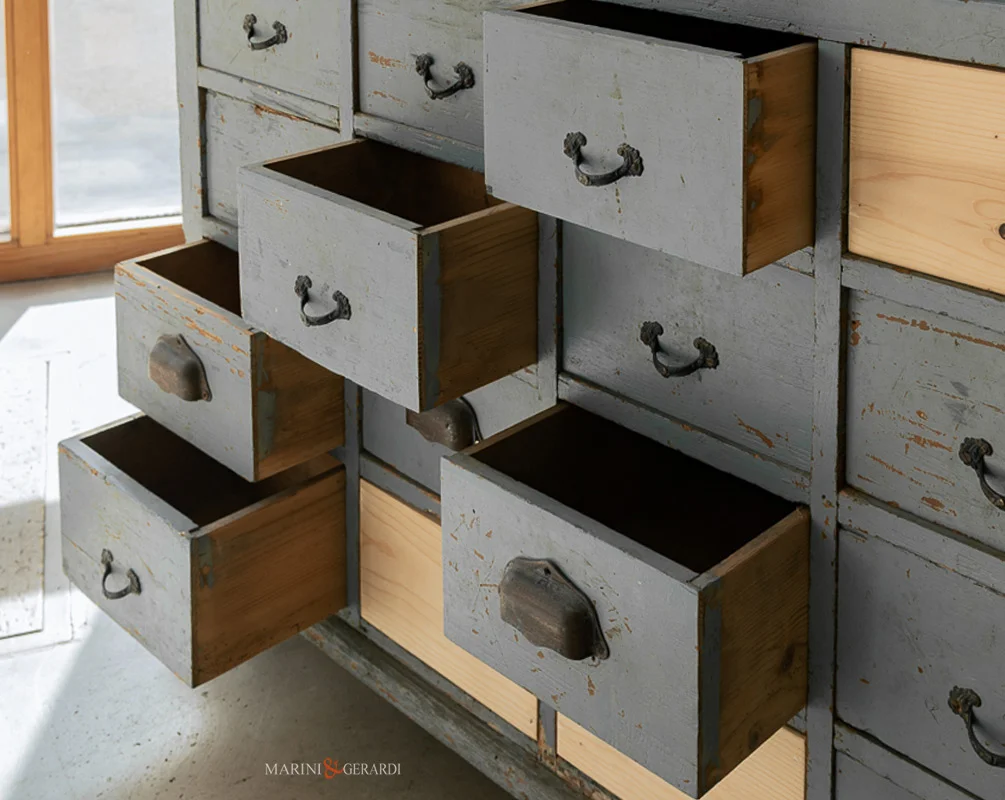 Noleggio arredo cassettiera in legno con vetrinetta primi 900 italia Noleggio arredo cassettiera in legno con vetrinetta primi 900 italia