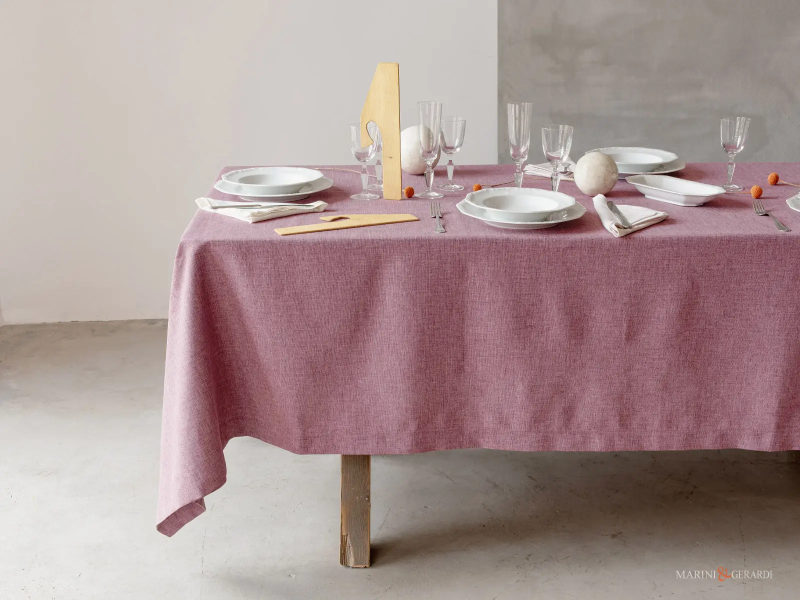 Particolare bordo alto sartoriale tovaglia malva Particolare bordo alto sartoriale tovaglia malva