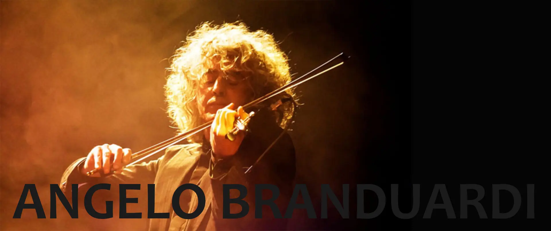 Angelo branduardi durante un concerto con il violino