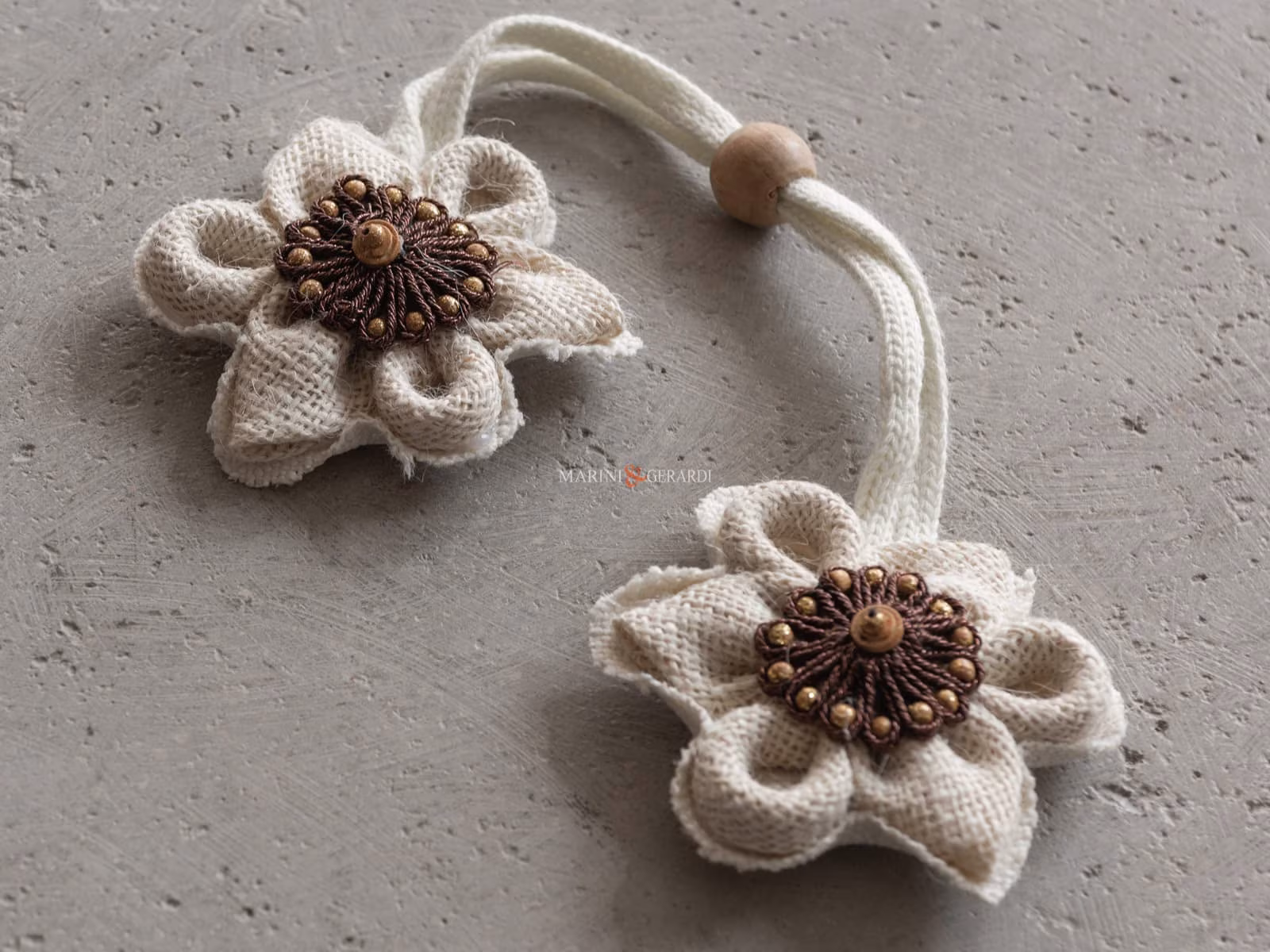 Calamite per tende lunghe in fiore eleganza con un tocco magico Calamite per tende lunghe in fiore eleganza con un tocco magico