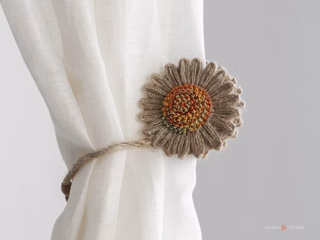 Fermarenda con calamita con chiusura magnetica–particolare Fermarenda con calamita con chiusura magnetica–particolare