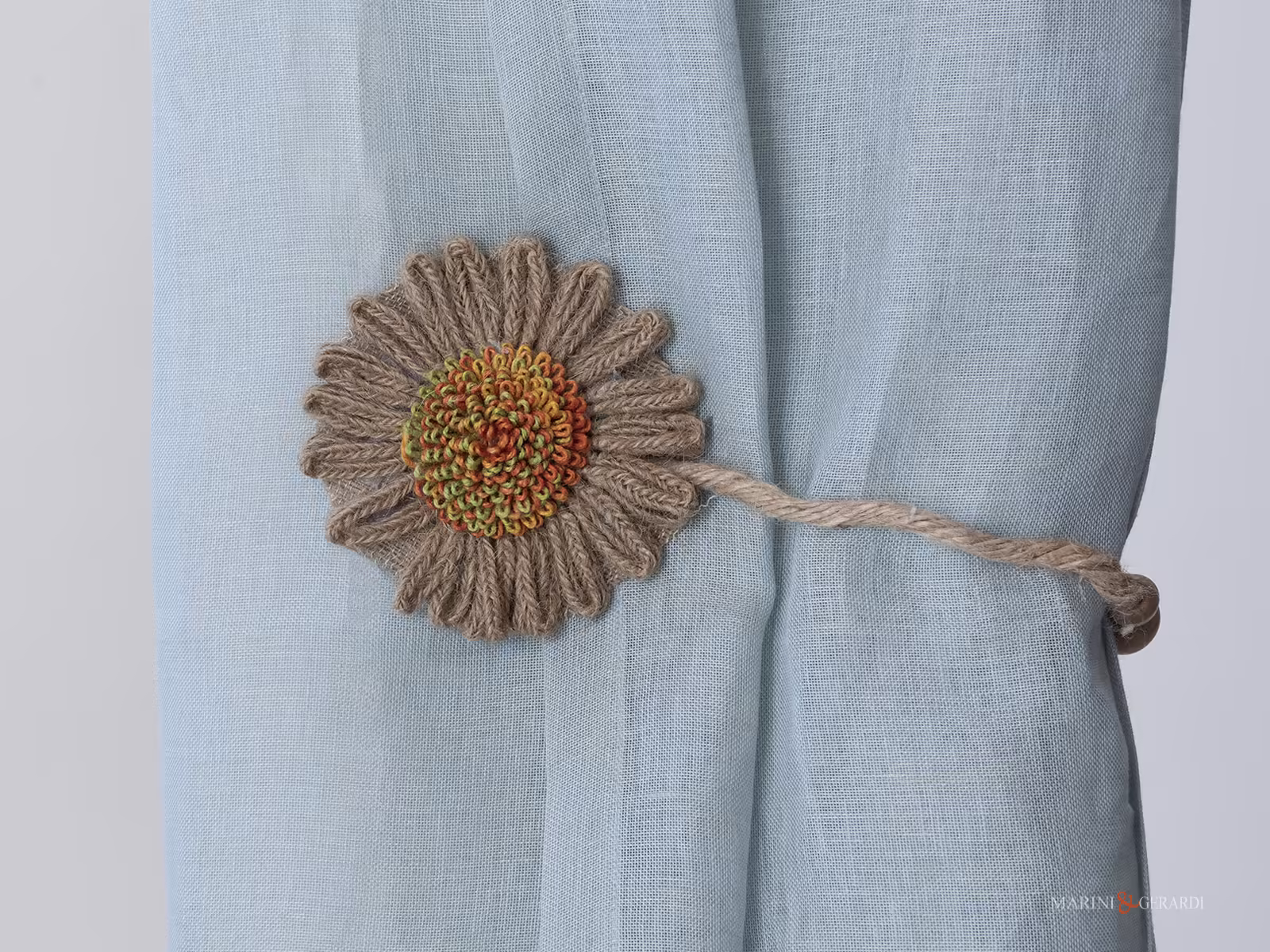 Fermarenda con calamita per tende sempre perfette. Fermarenda con calamita per tende sempre perfette.