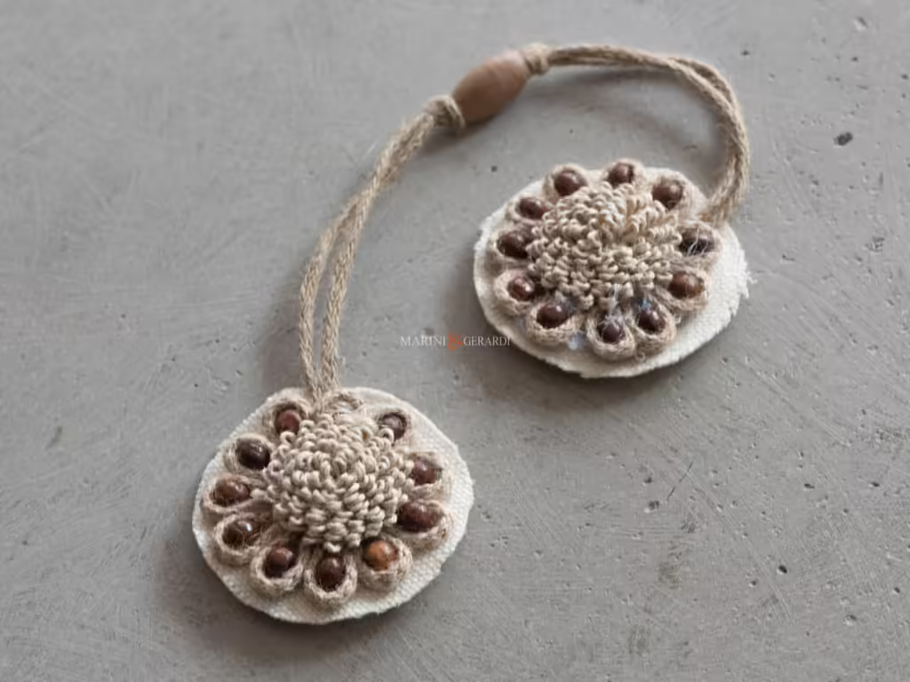 Fermatenda a calamita per tende con semi dalbero particolare pic Fermatenda a calamita per tende con semi dalbero particolare pic